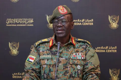 وزير الدفاع السوداني الفريق حسن كبرون يدلي بتصريح حول خطة إعادة الأجانب في السودان إلى بلدانهم