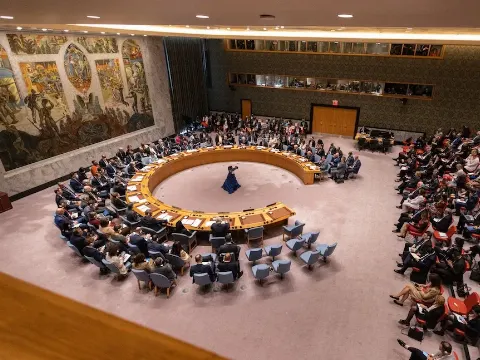 قاعة مجلس الأمن الدولي أثناء جلسة مناقشة الحرب في السودان، ومندوبو مصر وإثيوبيا والسودان يعرضون مواقفهم