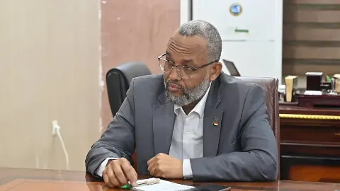 وزير الصحة الاتحادي بروفيسور هيثم محمد إبراهيم خلال مباحثات تعزيز التعاون في مجال الدواء والصحة الواحدة، وتطوير الخدمات الصحية وإعداد خارطة صحية متكاملة لولاية نهر النيل.