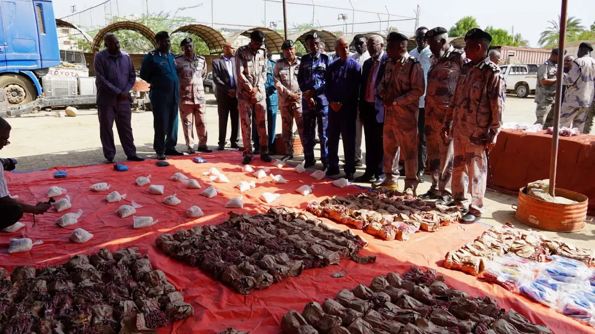 قوات الجمارك السودانية تستعرض مضبوطات عملية مكافحة التهريب في أحد المراسي البحرية جنوب ولاية البحر الأحمر، والتي شملت 177 ألف حبة كبتاجون ومخدر القات ومواد مرتبطة بالتفجير، وأسفرت عن توقيف ستة متهمين.