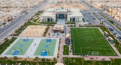 مبنى نادي التاج الرياضي الثقافي الاجتماعي في أم درمان، مع بيان مجلس الإدارة بشأن سحب عضوية السكرتير