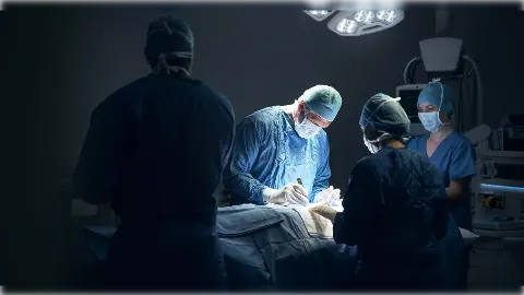 فريق طبي في قسم النساء والتوليد بمستشفى الفتح بأم درمان بعد نجاح ولادة توأم ثلاثي بعملية قيصرية