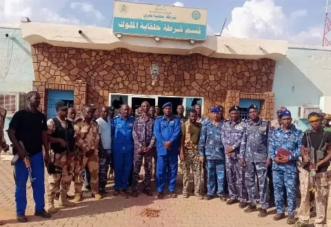 أعمدة دخان تتصاعد من مقر قيادة الفرقة الأولى «جاموس» في مدينة الرنك بجنوب السودان إثر انفجار مخزن للذخيرة