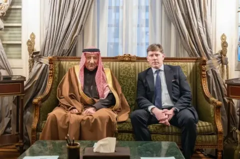 اجتماع رسمي في جنيف يجمع نائب وزير الخارجية السعودي المهندس وليد بن عبدالكريم الخريجي وكبير مستشاري الرئيس الأمريكي للشؤون العربية والأفريقية مسعد بولس، لبحث سبل تعزيز الجهود الدولية لتحقيق السلام والاستقرار في السودان.
