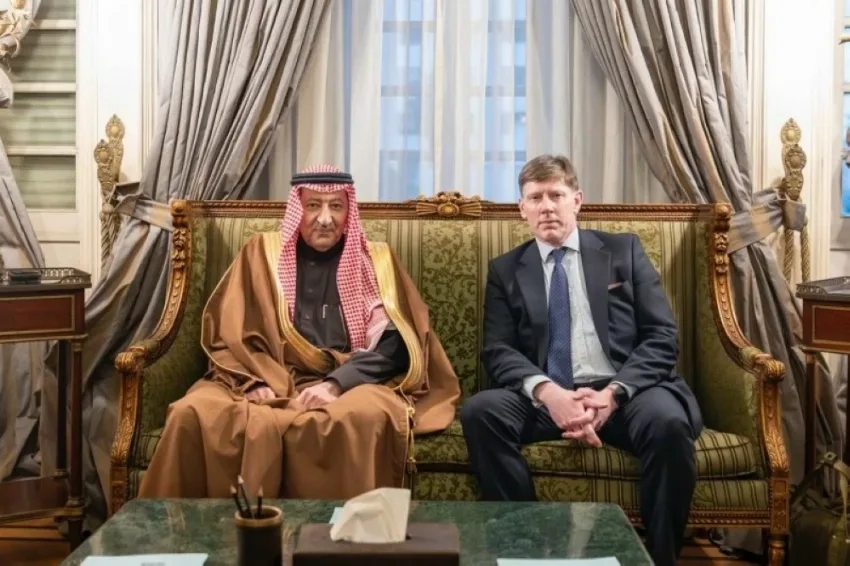 اجتماع رسمي في جنيف يجمع نائب وزير الخارجية السعودي المهندس وليد بن عبدالكريم الخريجي وكبير مستشاري الرئيس الأمريكي للشؤون العربية والأفريقية مسعد بولس، لبحث سبل تعزيز الجهود الدولية لتحقيق السلام والاستقرار في السودان.