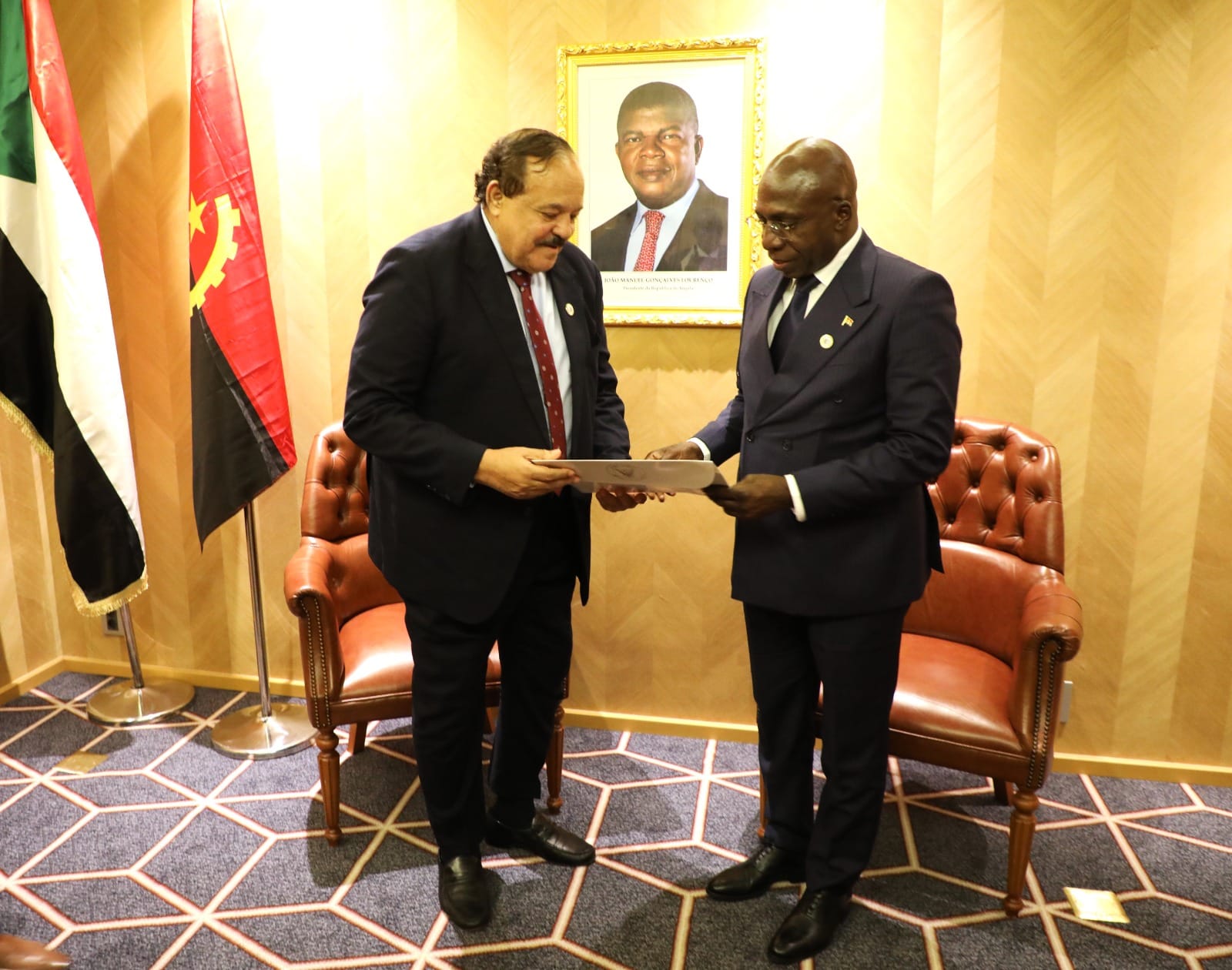 السودان يحظر عبور الطيران الكيني 1 وزير الخارجية السوداني والكيني 1