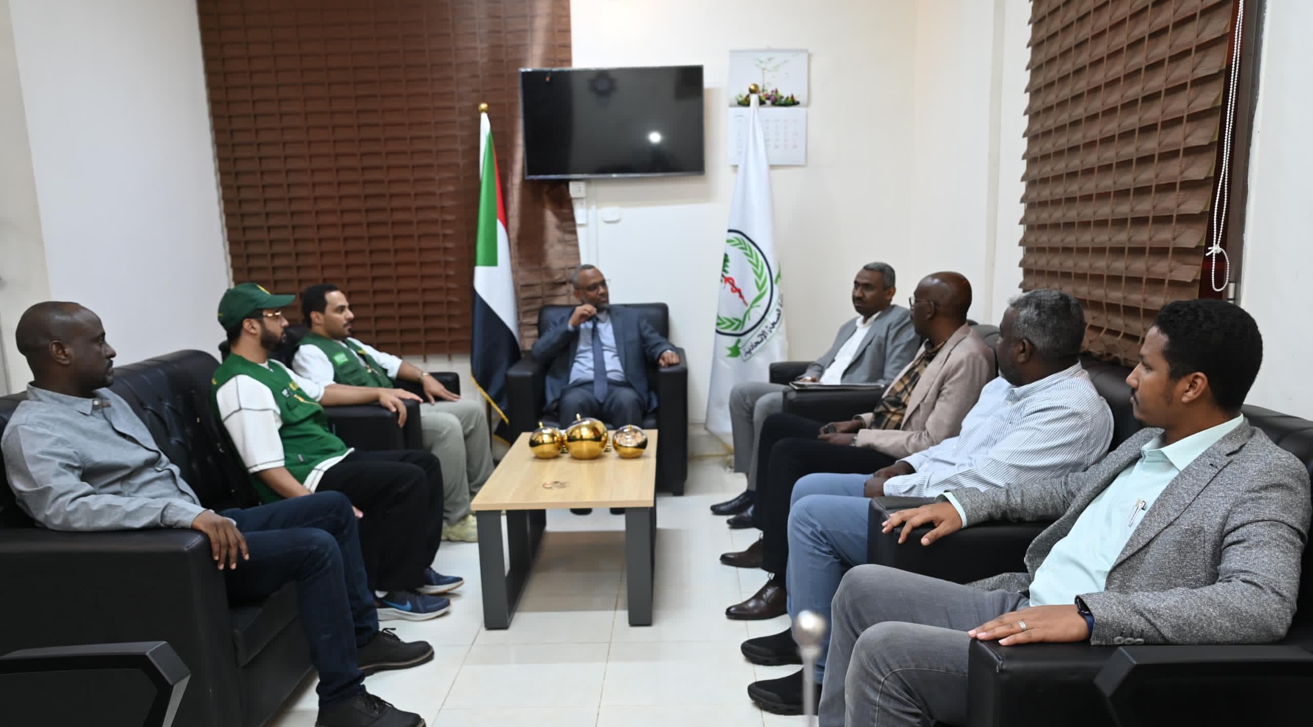 وزير الصحة الإتحادي يبشر بوصول أكثر من 300 حاوية أدوية طبية 1 وزير الصحة السوداني ومركز الملك سلمان للإغاثة
