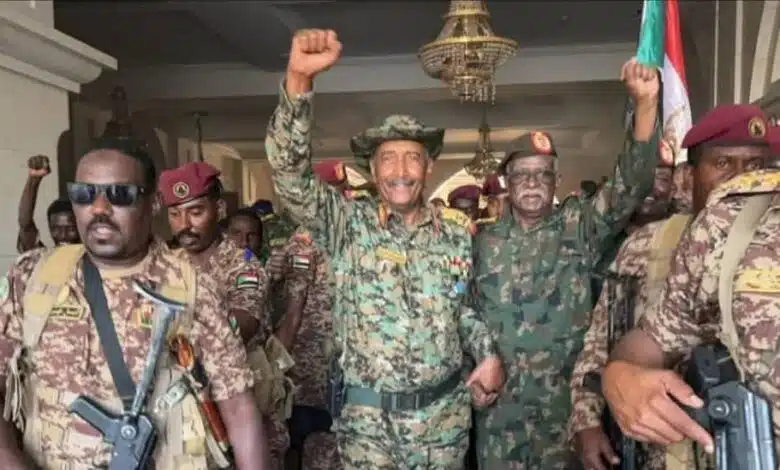 شاهد بالفيديو البرهان يسجد شكرا لله في مطار الخرطوم الدولي 1 البىهان في القصر الجمهوري.jpg