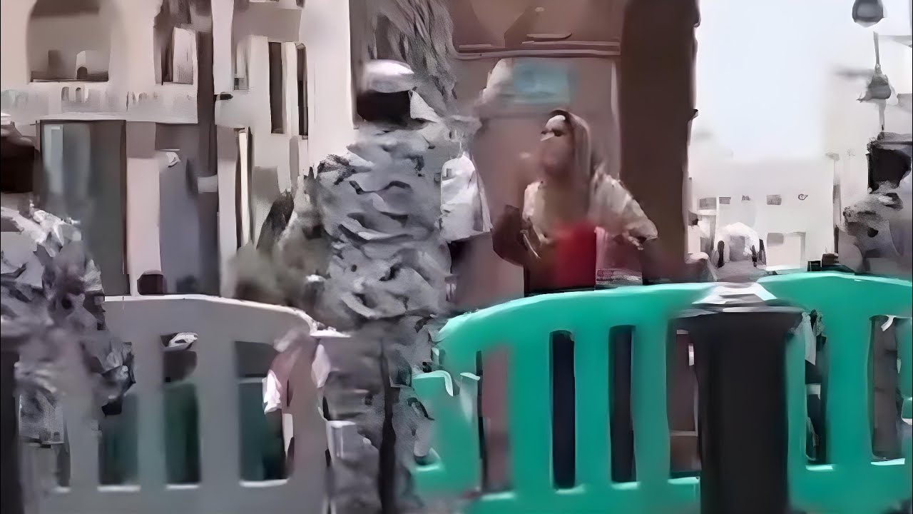 بالصور.. معتمرة تعتدي على رجل سعودي في الحرم المكي 2 بالصور.. معتمرة تعتدي على رجل سعودي في الحرم المكي