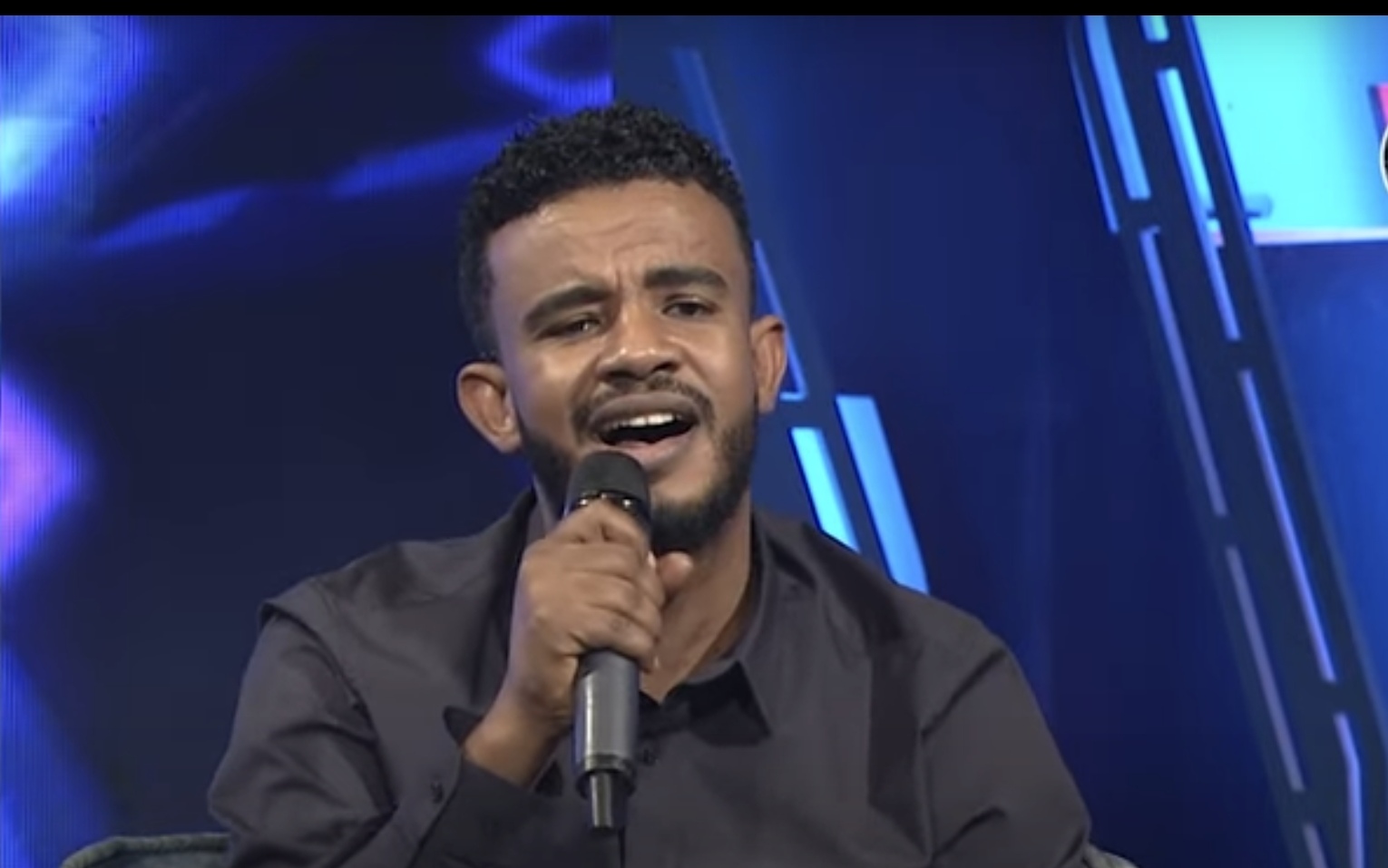 ياخبر سيدة تهاجم فنان سوداني وتنزع ملابسه1 1 سيدة تهاجم فنان سوداني