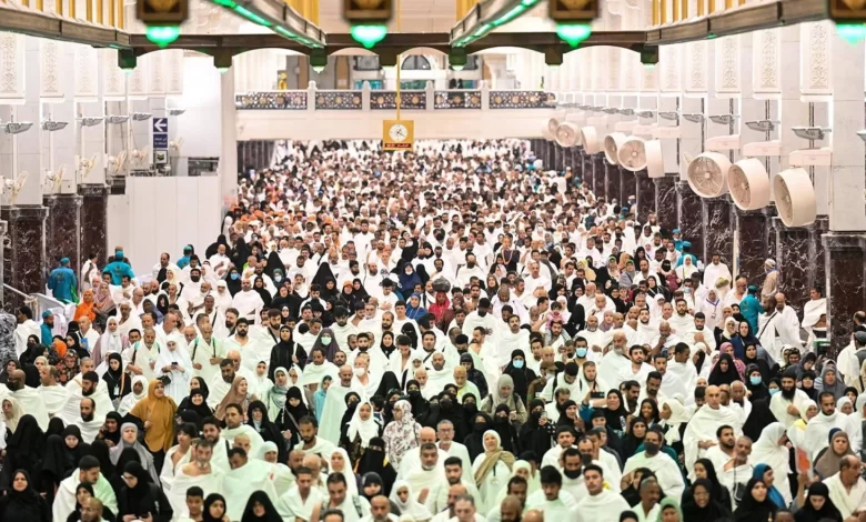 السعودية تعلن تاريخ آخر موعد لدخول المعتمرين إلى المملكة... وغرامة 100 ألف ريال للمخالفين 1 السعودية تُعلن آخر موعد للمعتمرين في المملكة