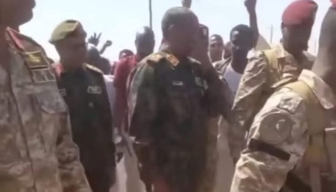 البرهان يصل مطار بورتسودان بعد قصفه بالمسيرات… 1 FB IMG 1746346468220 750x430 1 1140x653 1