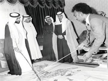 شاهد بالصورة سوداني يخطط إحدى مدن دولة الإمارات 2 الخبير السوداني الفذ الدكتور (البدري عمر الياس )، مدير دائرة تخطيط المدن، بالعين الإماراتية ، وهو يشرح للمغفور له الشيخ زايد بن سلطان، رئيس دولة الإمارات