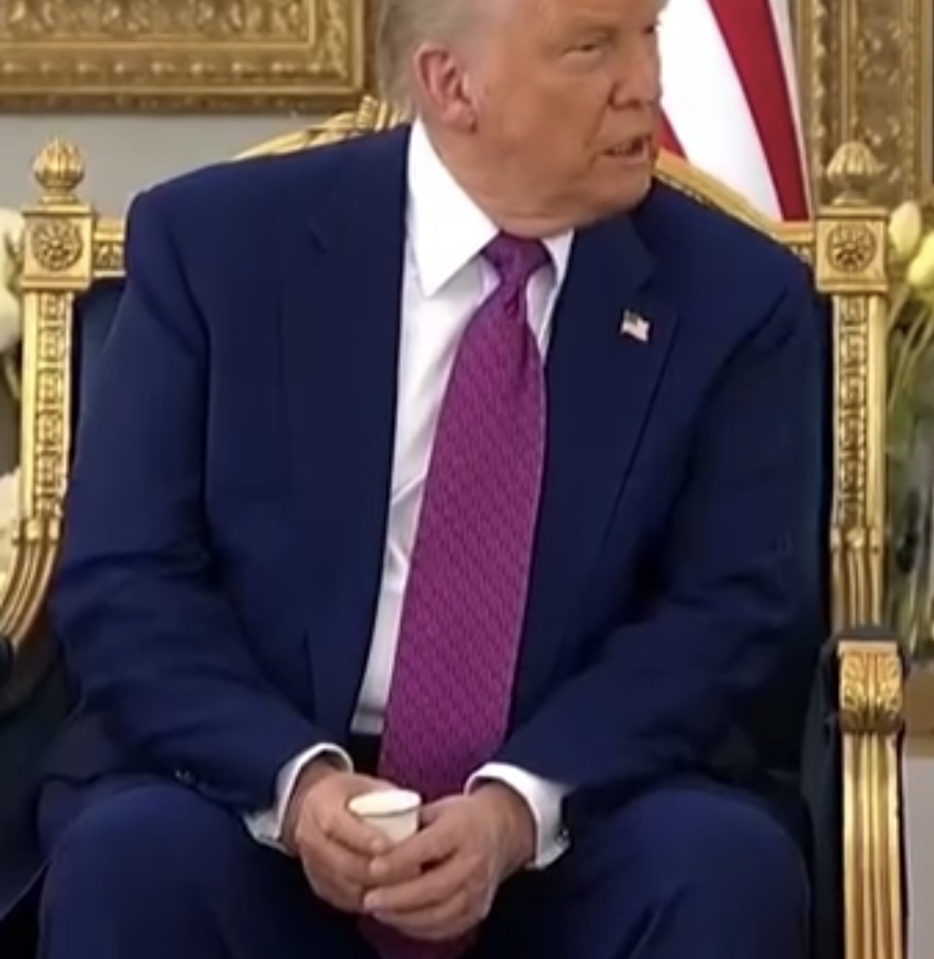 ترامب يحرج الضيافة السعودية ويتجاهل البروتكول1 1 ترامب يحرج الضيافة السعودية ويتجاهل البروتكول