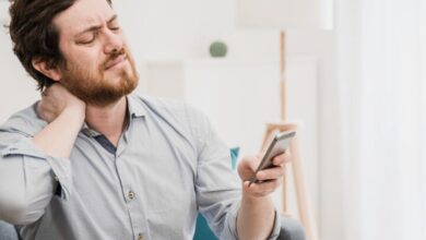 احذر هذه الحركة عند الجلوس على الموبايل.. وضعية الجلوس السليمة أثناء استعمال الهاتف