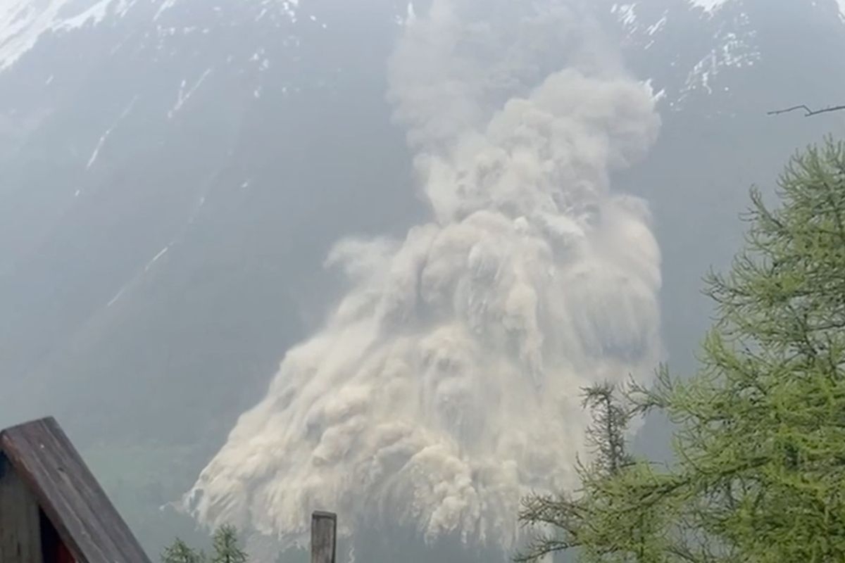 بالفيديو.. حادث غير مسبوق يؤدي إلى اختفاء بلدة سويسرية من الخريطة 2 بالفيديو.. حادث غير مسبوق يؤدي إلى اختفاء بلدة سويسرية من الخريطة