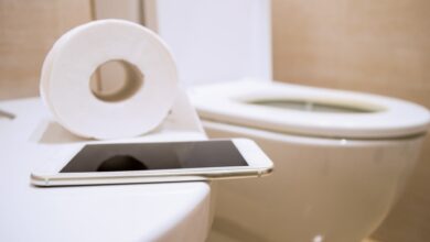 دراسات تحذر من استخدام الهاتف في الحمام.. أضرار دخول الحمام بالهاتف