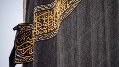 رفع كسوة الكعبة استعداداً لموسم الحج .. ماذا يفعلون بكسوة الكعبة بعد تبديلها
