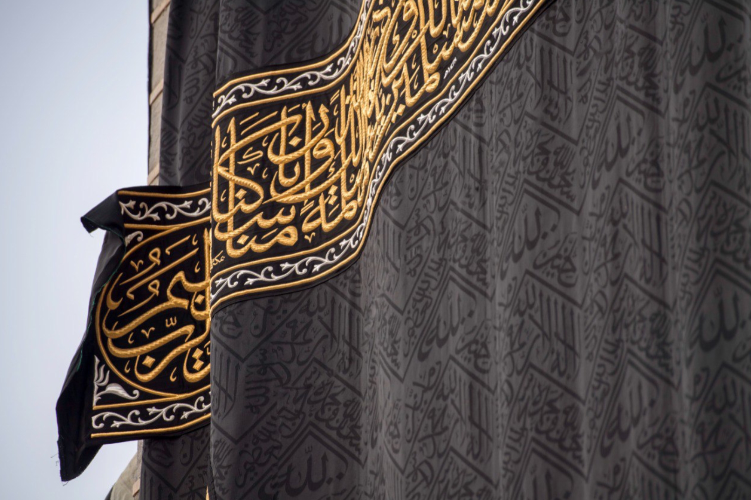 رفع كسوة الكعبة استعداداً لموسم الحج .. ماذا يفعلون بكسوة الكعبة بعد تبديلها 1 رفع كسوة الكعبة استعداداً لموسم الحج .. ماذا يفعلون بكسوة الكعبة بعد تبديلها