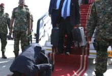كامل إدريس يصل بورتسودان