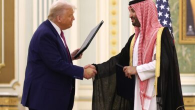 لماذا استبدلت السعودية السجاء الأحمر بالبنفسجي في استقبال ترامب