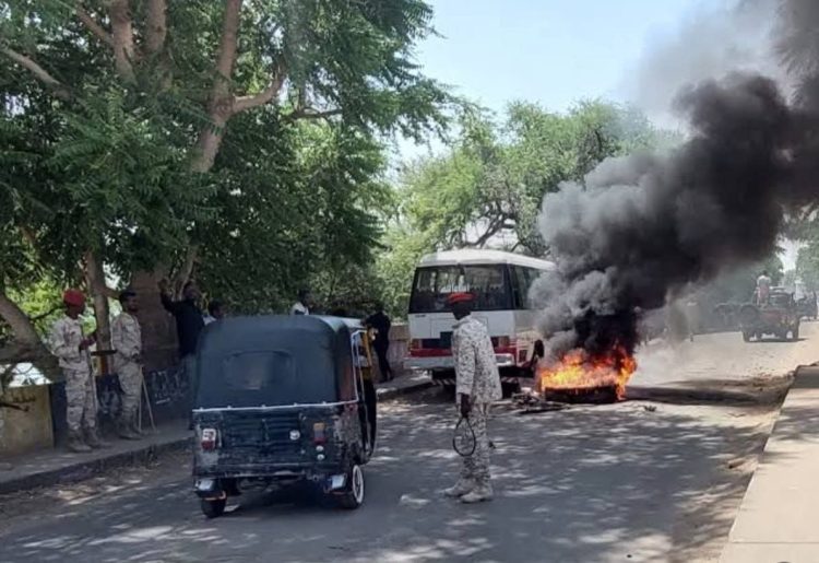 غاضبون في نيالا يحتجون ضد قياداتهم من قادة مليـ شيا الدعم السريع 1 FB IMG 1750091313427 750x515 1