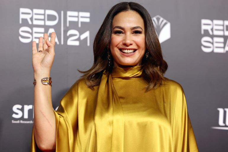 فنانون يدعمون هند صبري ومسؤول يكشف حقيقة سحب الجنسية وطردها من النقابة 1 فنانون يدعمون هند صبري ومسؤول يكشف حقيقة سحب الجنسية وطردها من النقابة