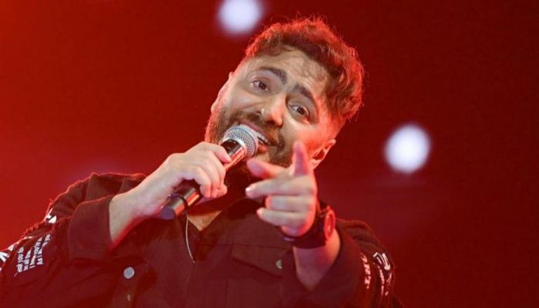 بالفيديو.. تامر حسني يطلب من الجمهور طلب مؤثر قبل بداية الحفلة 1 بالفيديو.. تامر حسني يطلب من الجمهور طلب مؤثر قبل بداية الحفلة