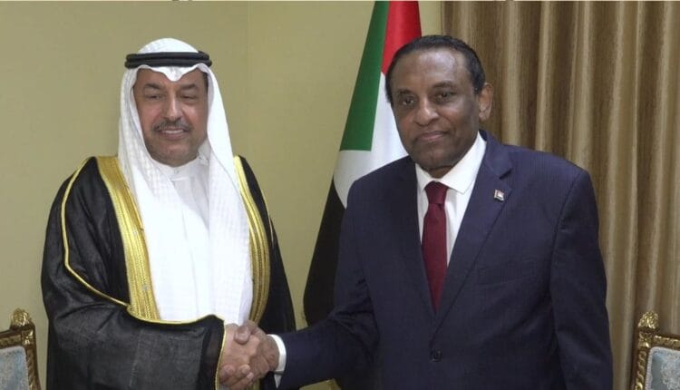 الكويت تتعهد بالوقوف مع السودان... 1 سفير الكويت ورئيس الوزراء 750x430 1