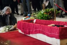 سيدة مسنة تعود للحياة داخل نعشها.. معجزة أم خطأ طبي؟