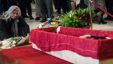 سيدة مسنة تعود للحياة داخل نعشها.. معجزة أم خطأ طبي؟
