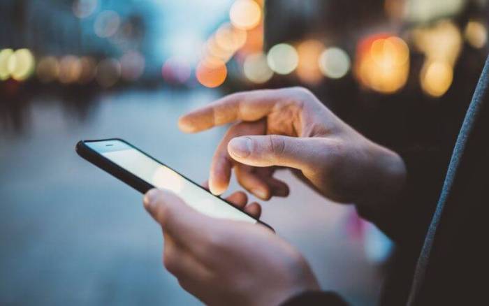صدمة.. هاتفك يحمل بكتيريا أكثر من مقعد المرحاض! إليك الطريقة الصحيحة لتنظيفه 2 صدمة.. هاتفك يحمل بكتيريا أكثر من مقعد المرحاض! إليك الطريقة الصحيحة لتنظيفه
