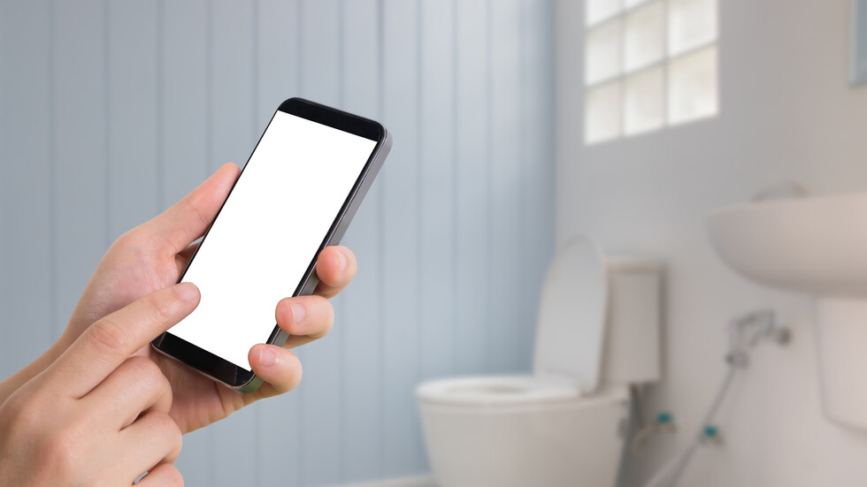 صدمة.. هاتفك يحمل بكتيريا أكثر من مقعد المرحاض! إليك الطريقة الصحيحة لتنظيفه 1 صدمة.. هاتفك يحمل بكتيريا أكثر من مقعد المرحاض! إليك الطريقة الصحيحة لتنظيفه