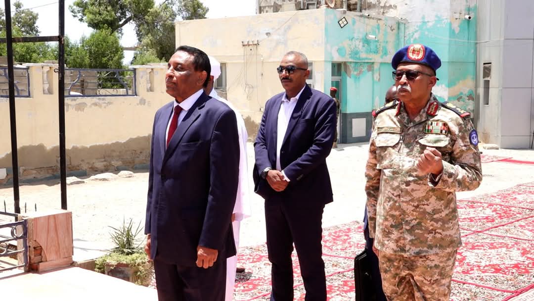 رئيس الوزراء السوداني كامل إدريس يزور المقار العسكرية ويتحدث عن الحرب 1 كامل ادريس